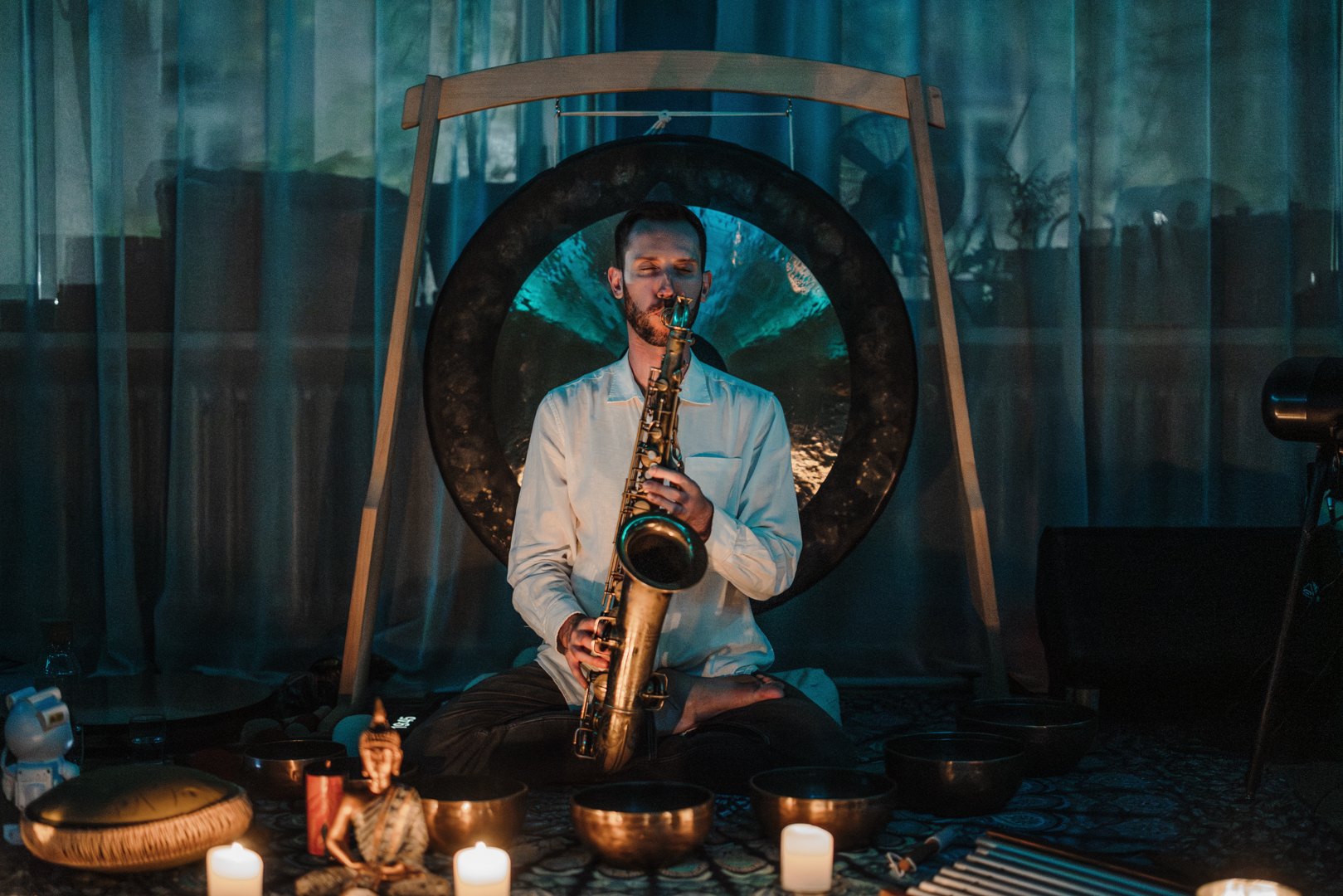 A concert: saxophone, gong and bowls by candlelight